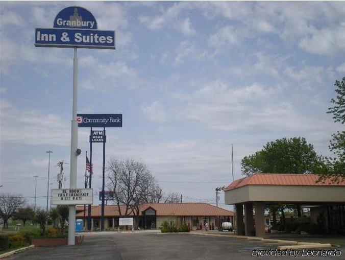 Granbury Inn And Suites Екстер'єр фото
